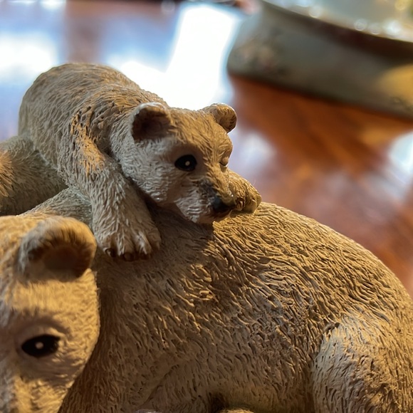 Polar bears on an iceberg - Picture 2 of 4